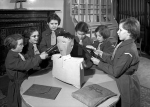 Členové Royal Victoria School for the Blind Brownie Pack spolupracující, Newcastle upon Tyne, Velká Británie, leden 1962 (černobílá fotografie)